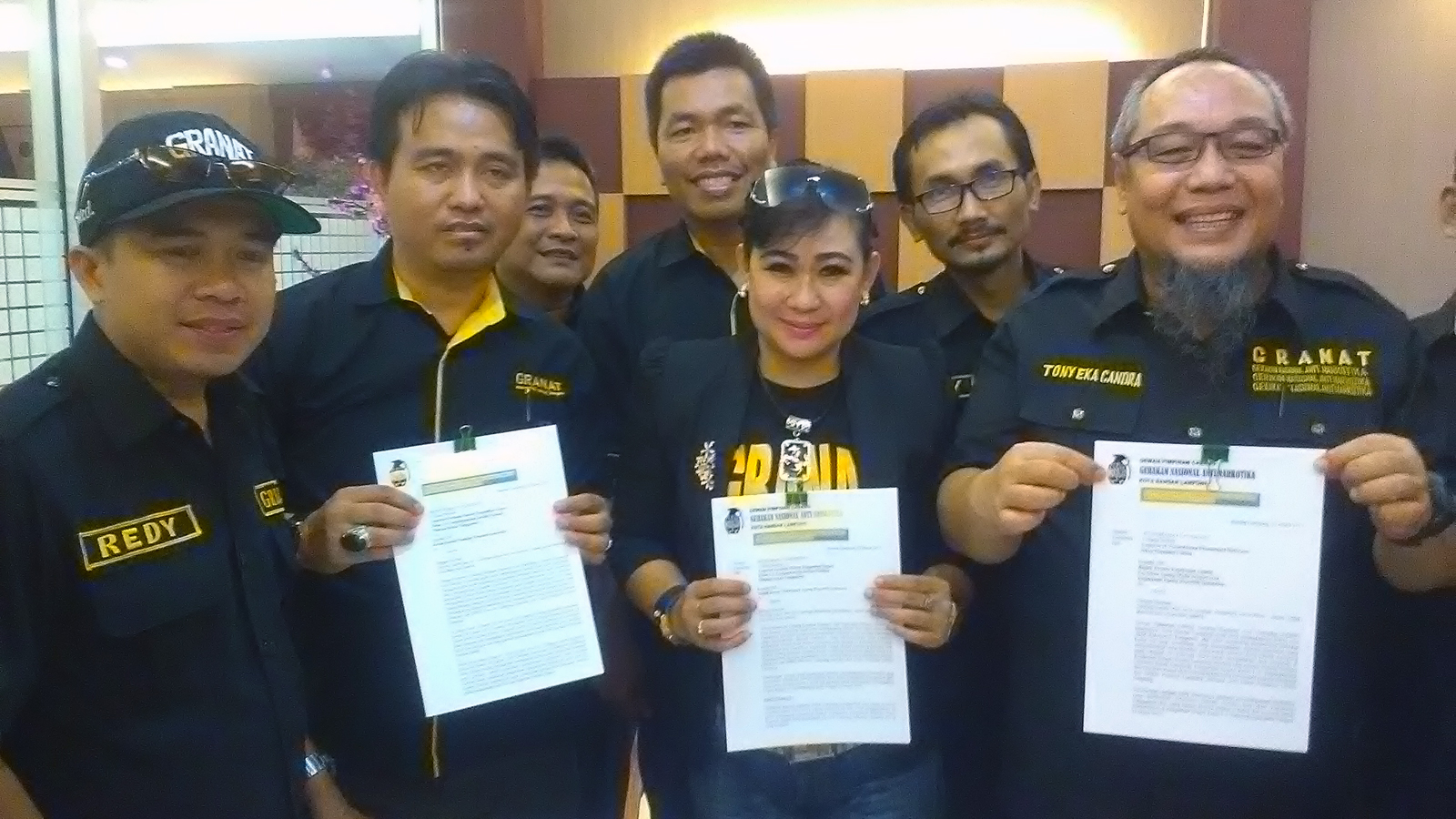 Pengurus Granat Lampung menunjukan surat yang ditujukan ke Komisi Yudisial terkait kasus Mukhlis Basri Cs. (Lampungnews/Adam)