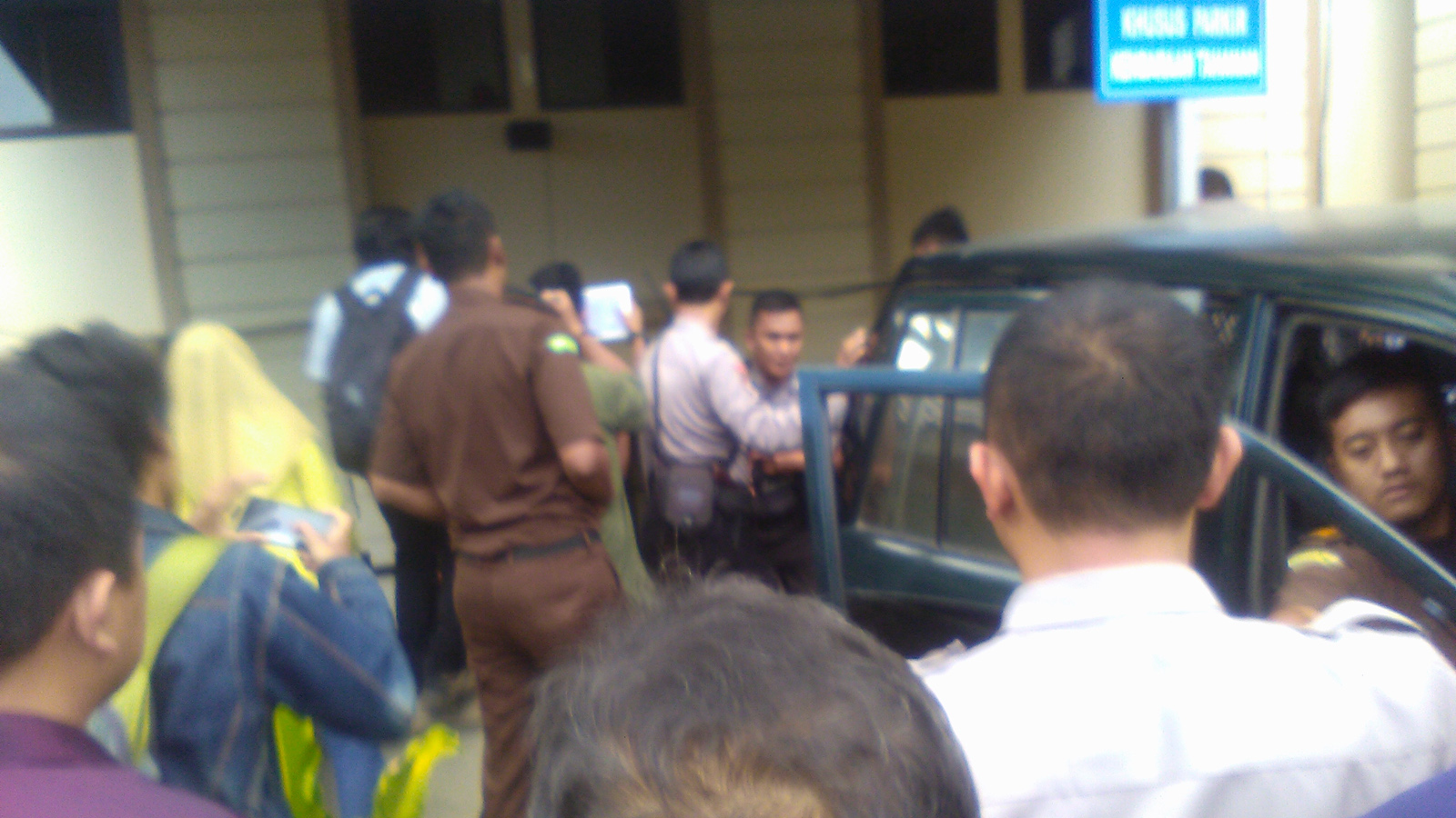 Kericuhan yang sempat terjadi saat Brigadir Medi Andika dibawa ke mobil tahanan. (Lampungnews/Adam)