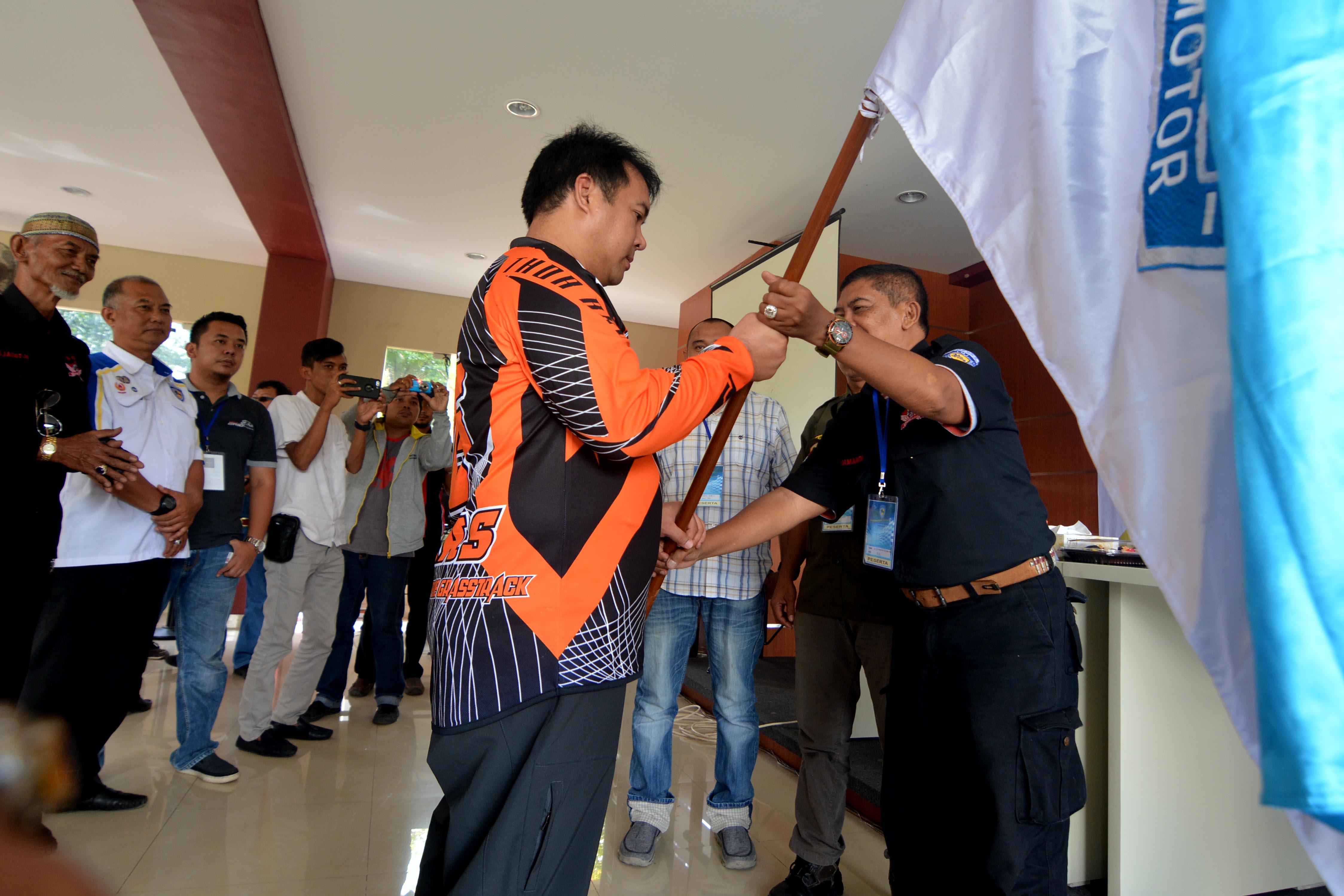Handitya Narapati (Dade) menerima pataka setelah terpilih menjadi Ketua Umum IMI Lampung. (Lampungnews.com)