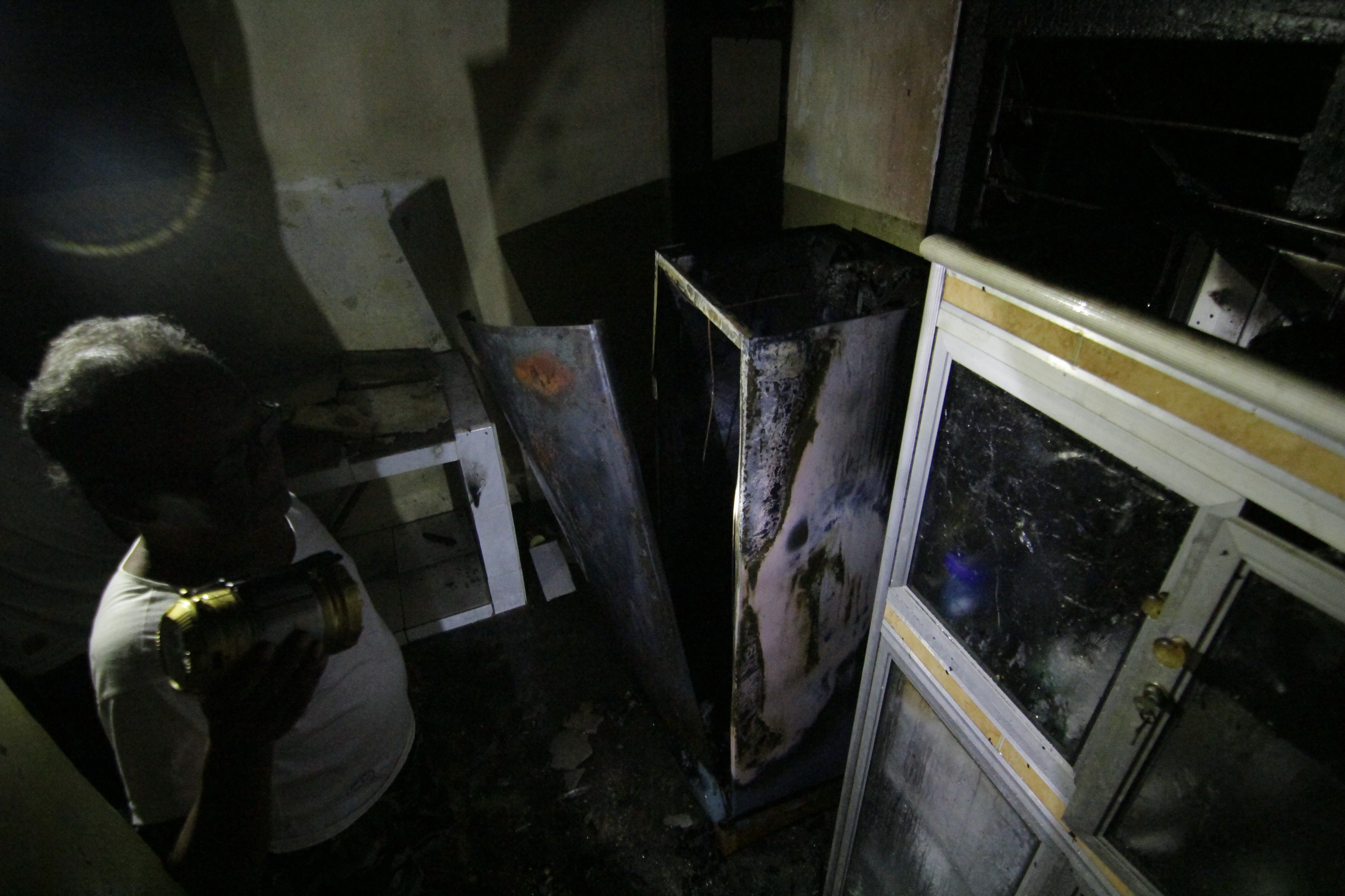 Seorang warga membantu mengecek kondisi terakhir dapur milik Sugiono yang terbakar akibat hubungan arus pendek listrik, Senin (13/03). (Lampungnews/El Shinta)