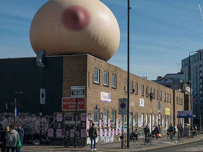Balon berbentuk payudara raksasa di tengah kota London. ©2017 Mother London