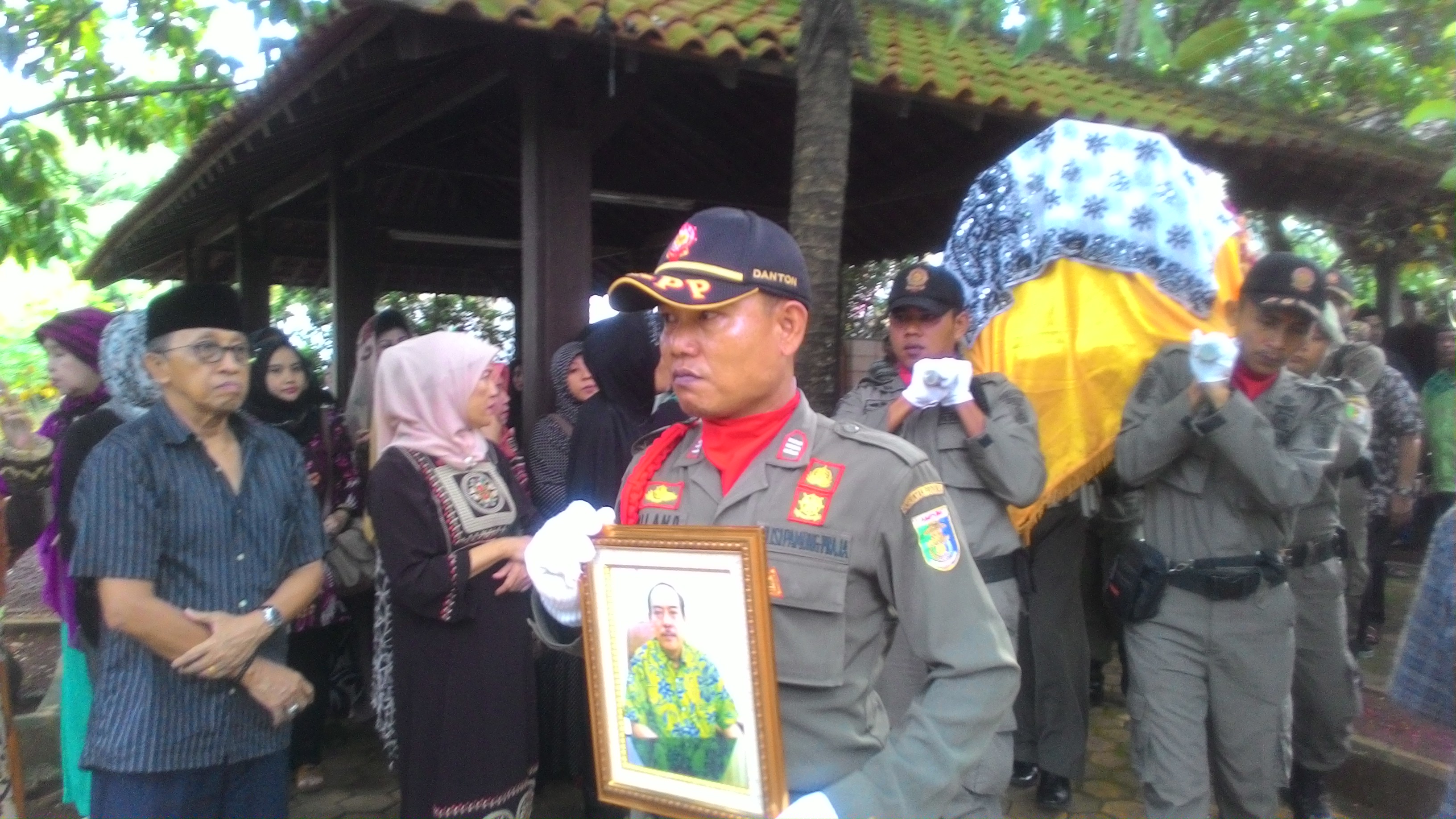 Prosesi pemakaman Sjachrazad ZP. (Lampungnews/Davit)