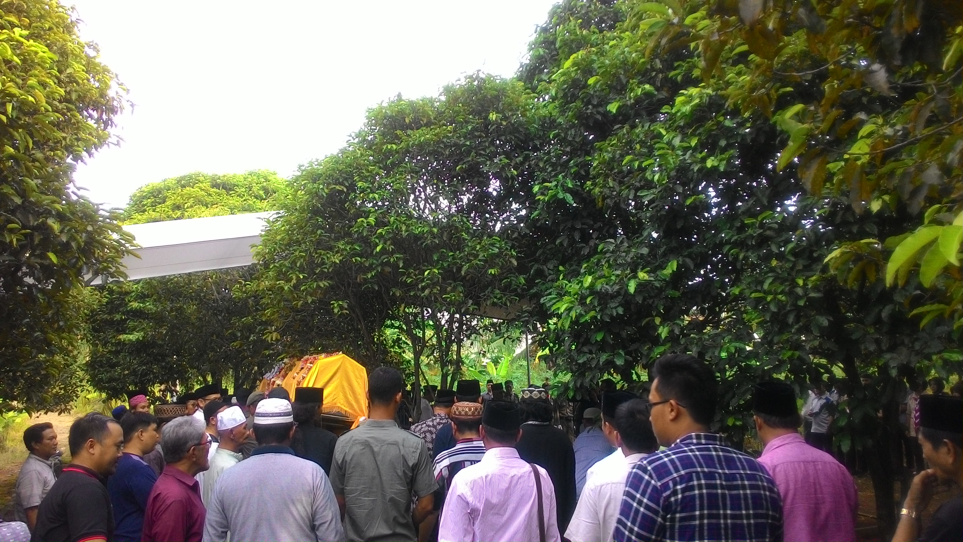 Ratusan pelayat turut mengantarkan Sjachrazad SP ke peristirahatan terakhirnya. (Lampungnews/Davit)
