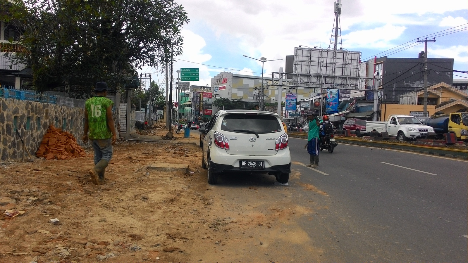 Jalan di depan Puskesmas Kedaton sedang dilebarkan. (Lampungnews/Davit)