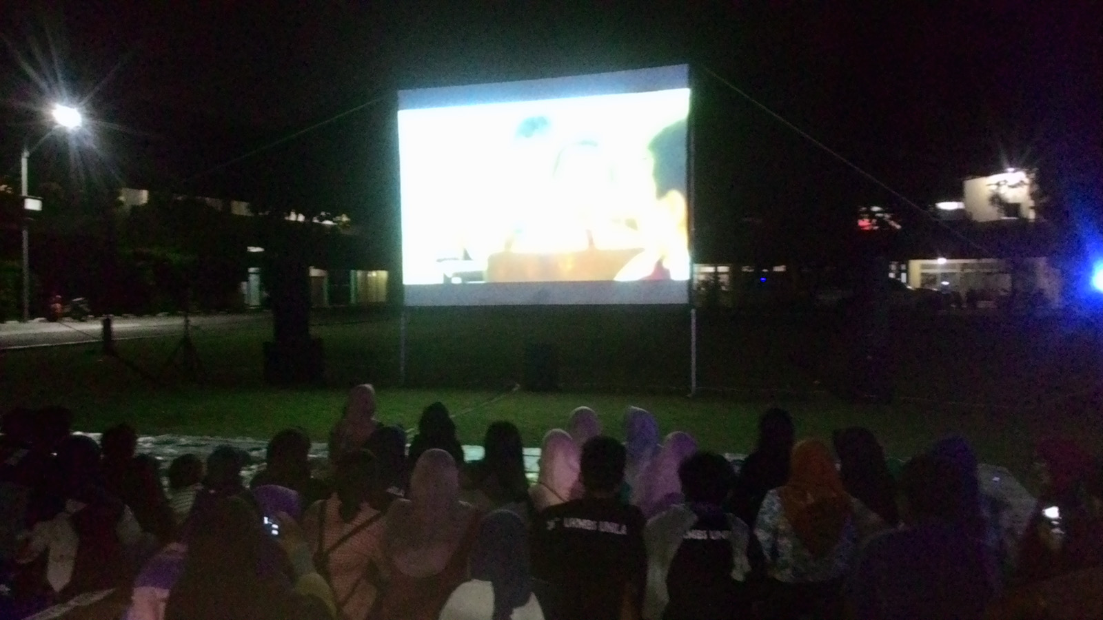Suasana layar tancap peringatan Hari Film Nasional di belakang Gedung Rektorat Unila. (Lampungnews/Davit)