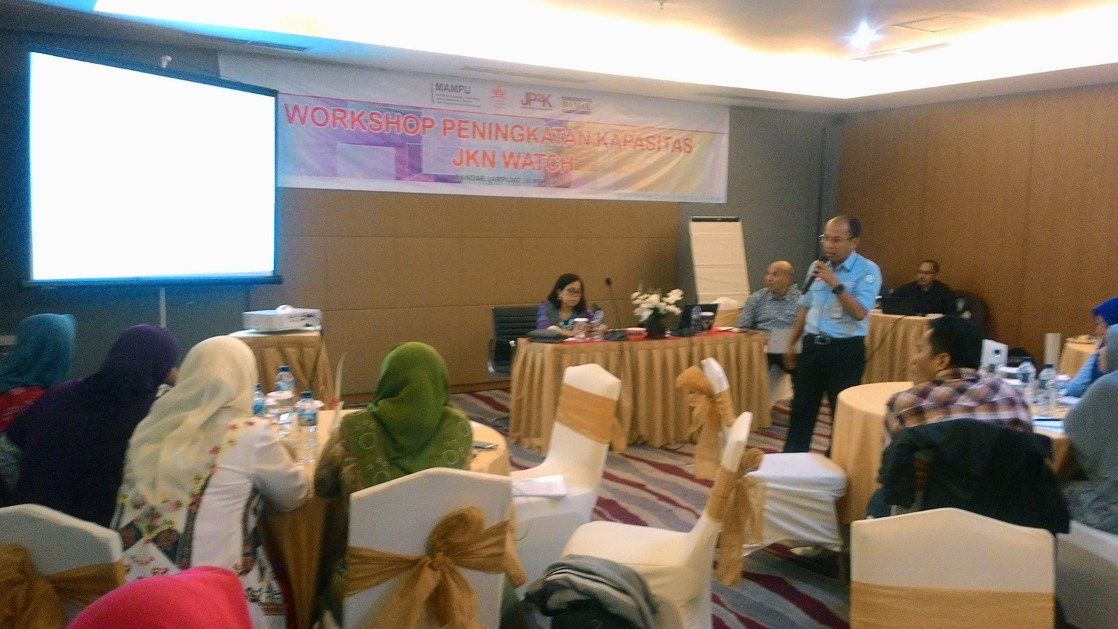 Workshop Peningkatan Kapasitas Jaminan Kesehatan (JKN) Watch yang ditaja Lembaga Advokasi Perempuan Damar, Kamis (30/3) di Hotel Emersia. (Lampungnews/Davit)
