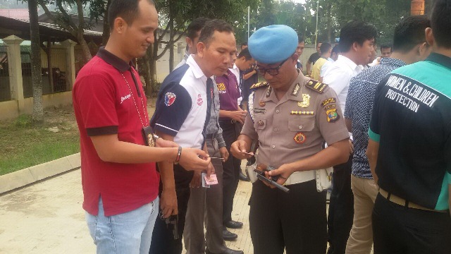 Pemeriksaan senjata api milik anggota di Polres Lampung Tengah. (tribratanews.polri.go.id)