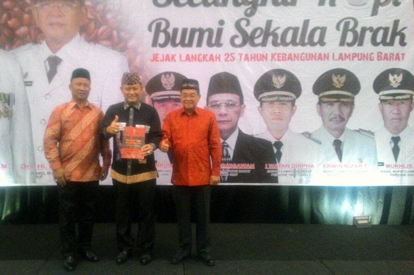 Peluncuran buku Jejak Langkah 25 Tahun Lampung Barat. (Lampungnews/Davit)