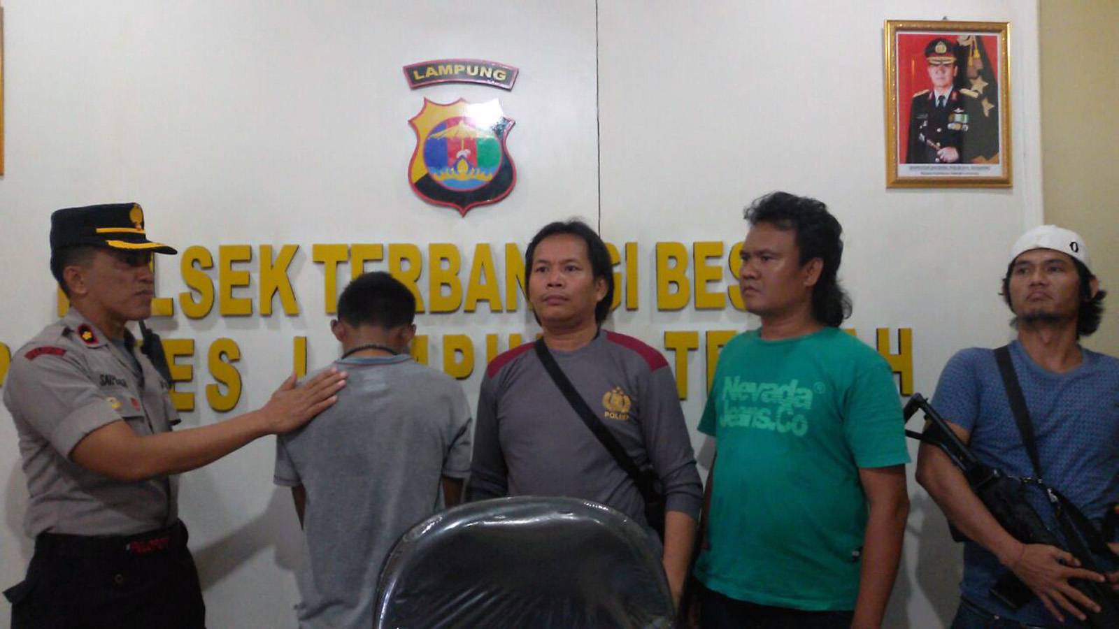 Sofyan Hadi (menghadap tembok) pelaku pencurian mesin pompa air di Terbanggi Besar, Lampung Tengah. (Lampungnews/Zir)