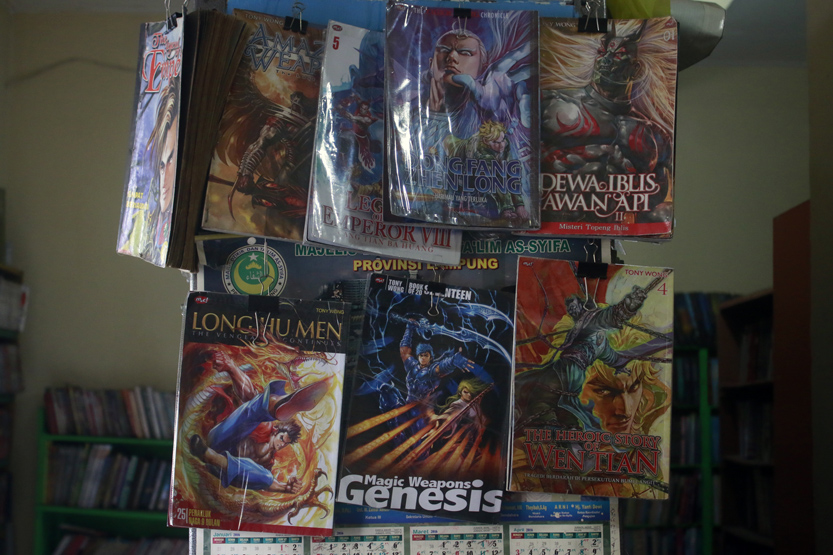 Beberapa koleksi buku komik lawas yang ada di rental komik dan novel di Jalan Pangeran Antasari. (Lampungnews/El Shinta)