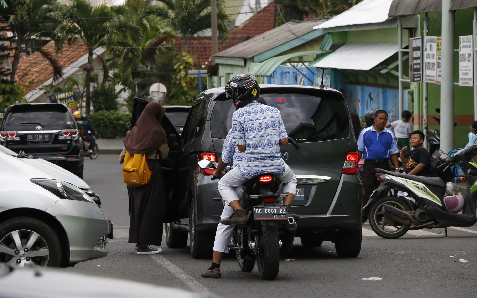 Seorang anak sekolah dijemput menggunakan mobil. (Lampungnews/El Shinta)