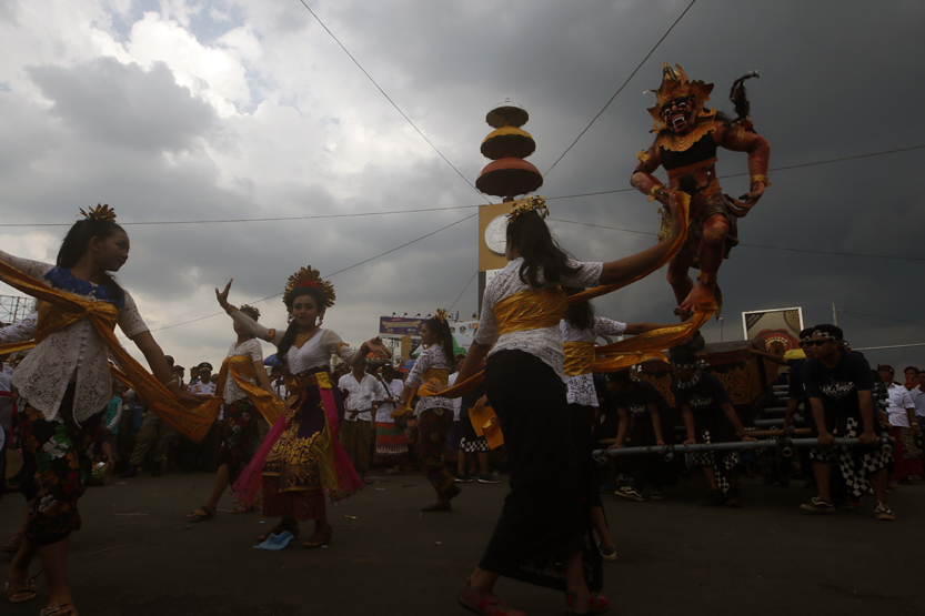 Tarian mengiringi patung rahwana pada cerita Rama dan Sinta yang dibawakan  Buana Santi pada Festival Ogoh-ogoh. (Lampungnews/El Shinta)