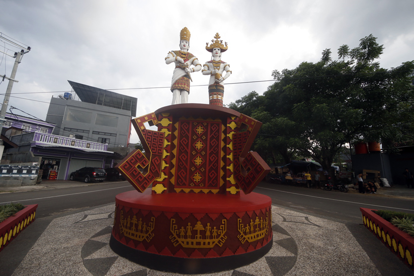 Patung pengantin adat pepadun yang berada di Jalan A. Dahlan ini merupakan salah satu dari lima patung pengantin adat Lampung yang dibangun oleh Pemerintah Kota Bandar Lampung. (Lampungnews/El Shinta)