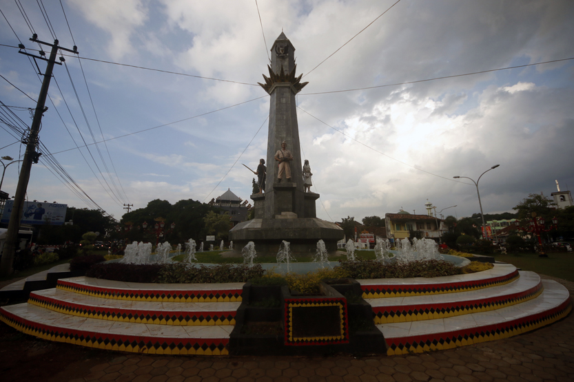 Tugu Juang yang merupakan salah satu icon di Kota Bandar Lampung ini memiliki tiga patung yang menggambarkan pejuang kemerdekaan. (Lampungnews/El Shinta)