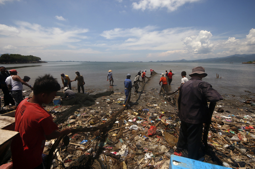Belasan nelayan menarik jala payang padang yang disebar tak jauh dari bibir Pantai Sukaraja. (Lampungnews/El Shinta)