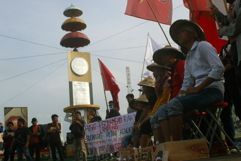 Aksi tetrikal mengecor kaki sebagai bentuk solidaritas terhadap petani Kendeng yang melakukan aksi serupa di Istana Negara. (Lampungnews/El Shinta)
