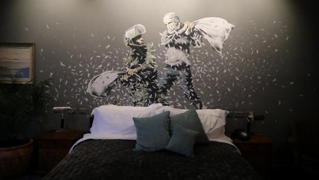 Banksy membuat hotel dengan pemandangan terburuk di dunia. (REUTERS/ Ammar Awad)