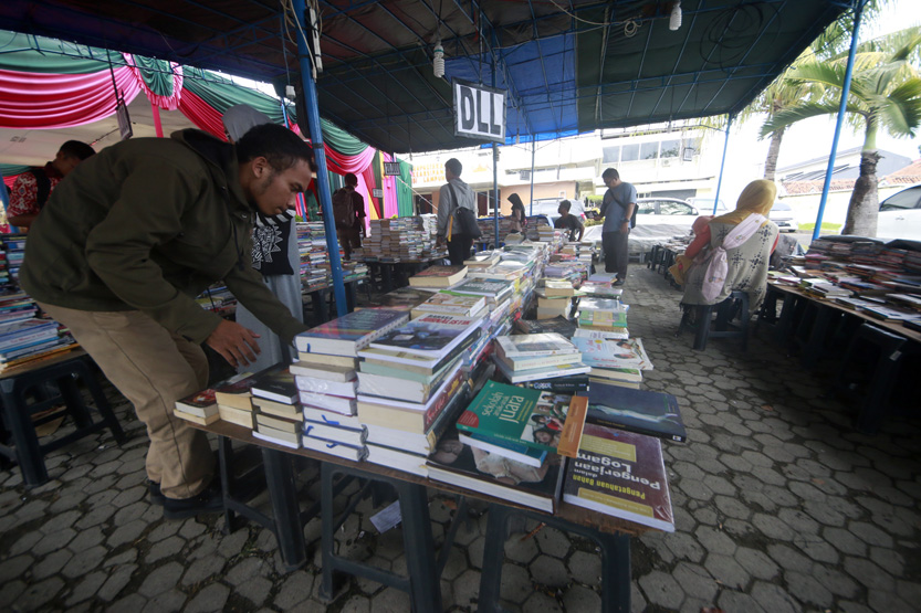 Suasana bazar buku yang digelar di pelataran Dinas Perpustakaan dan Arsip Daerah Lampung cukup ramai dikunjungi warga sekitar. (Lampungnews/El Shinta)