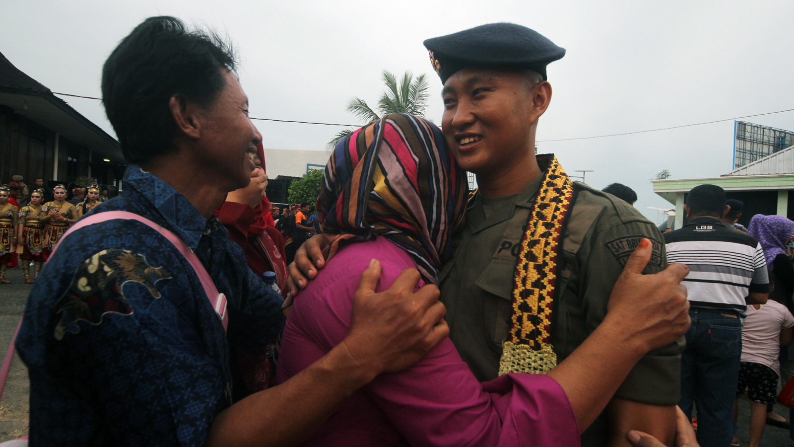 Seorang ibu memeluk anaknya yang akan diberangkatkan pada Operasi Tinombala 2017. (Lampungnews/El Shinta)