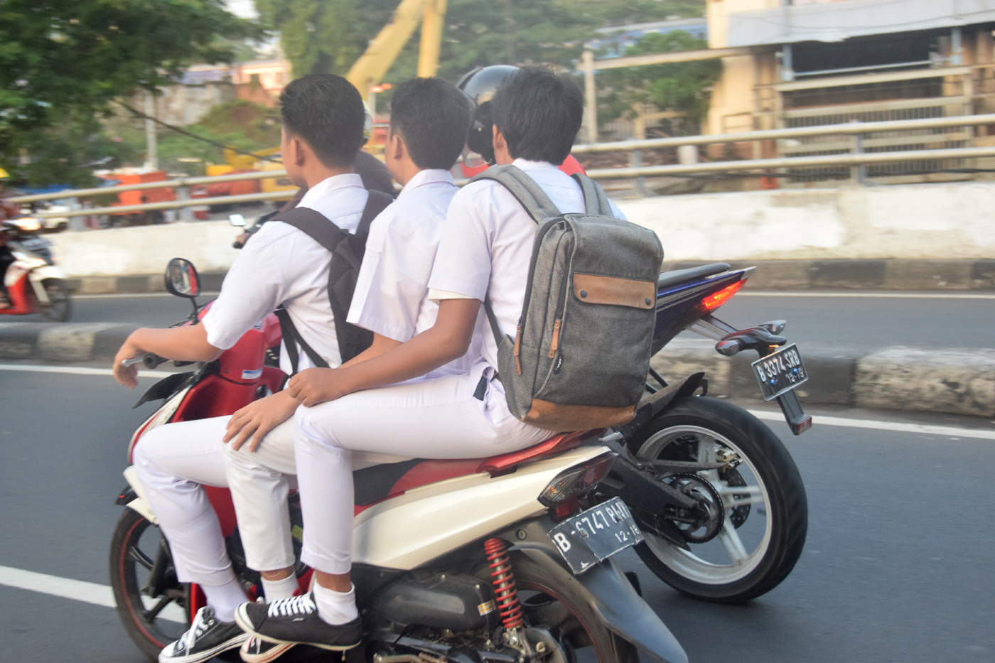 Sejumlah pelajar mengendarai motor tanpa menggunakan helm di hari pertama masuk sekolah tahun ajaran 2016/2017, Jakarta, Senin, (18/7). Tindakan yang membahayakan keselamatan pelajar tersebut tersebut bebas dari pengawasan dan pemantauan dari aparat kepolisian lalulintas. TIRTO/Andrey Gromico
