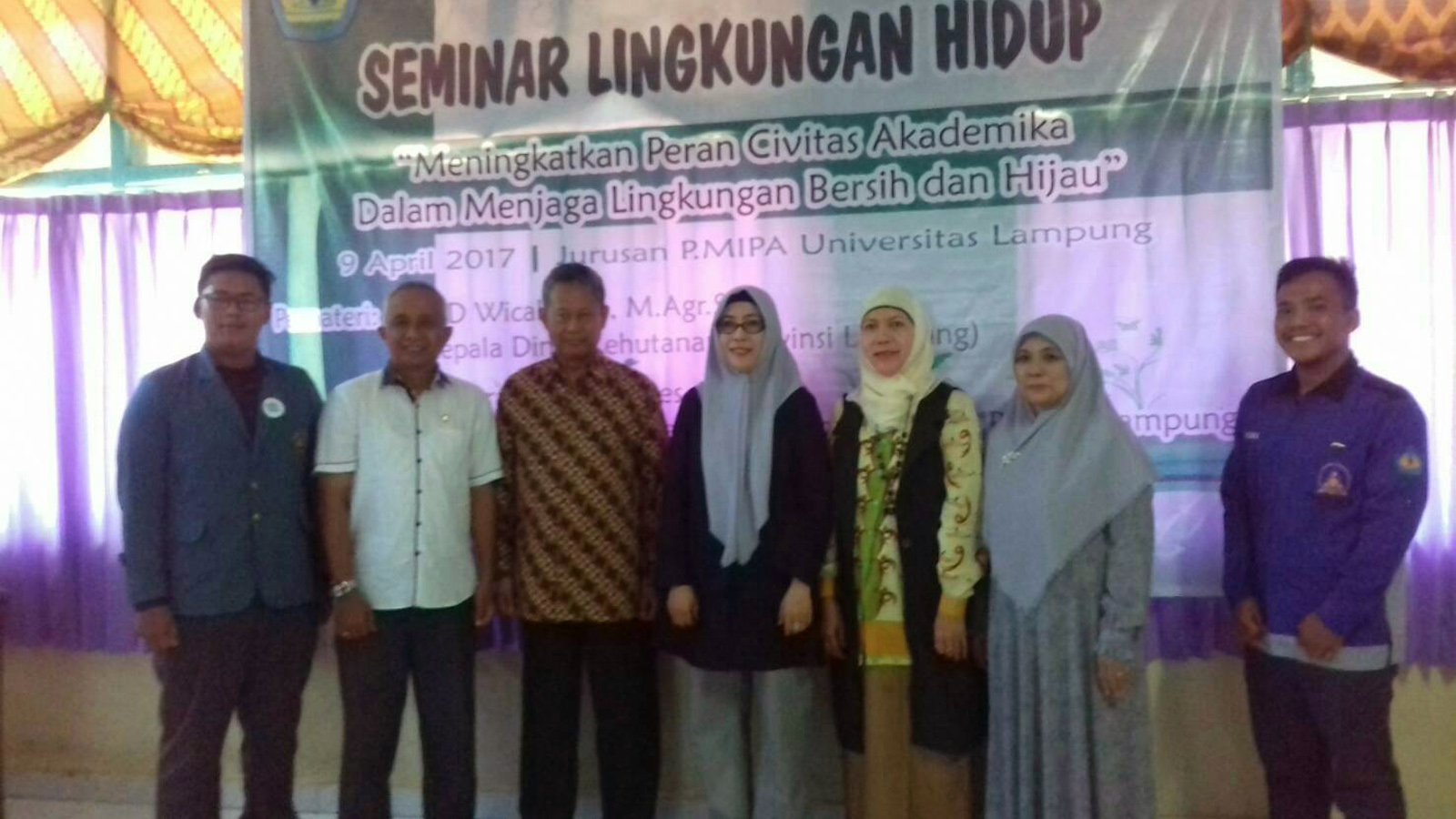 Para pemateri dan panitia dalam Seminar Lingkungan HIMASAKTA Unila. (Lampungnews/Michella)