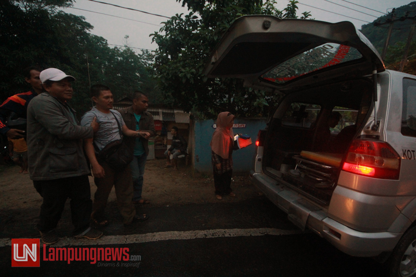 Irhamsyah, supir mobil pick up, dibawa ke mobil ambulans untuk mendapatkan perawatan intensif setelah mengalami kecelakaan di jalur maut Jalan Ridwan Rais, Tanjung Gading, Rabu (26/04). (Lampungnews/El Shinta)