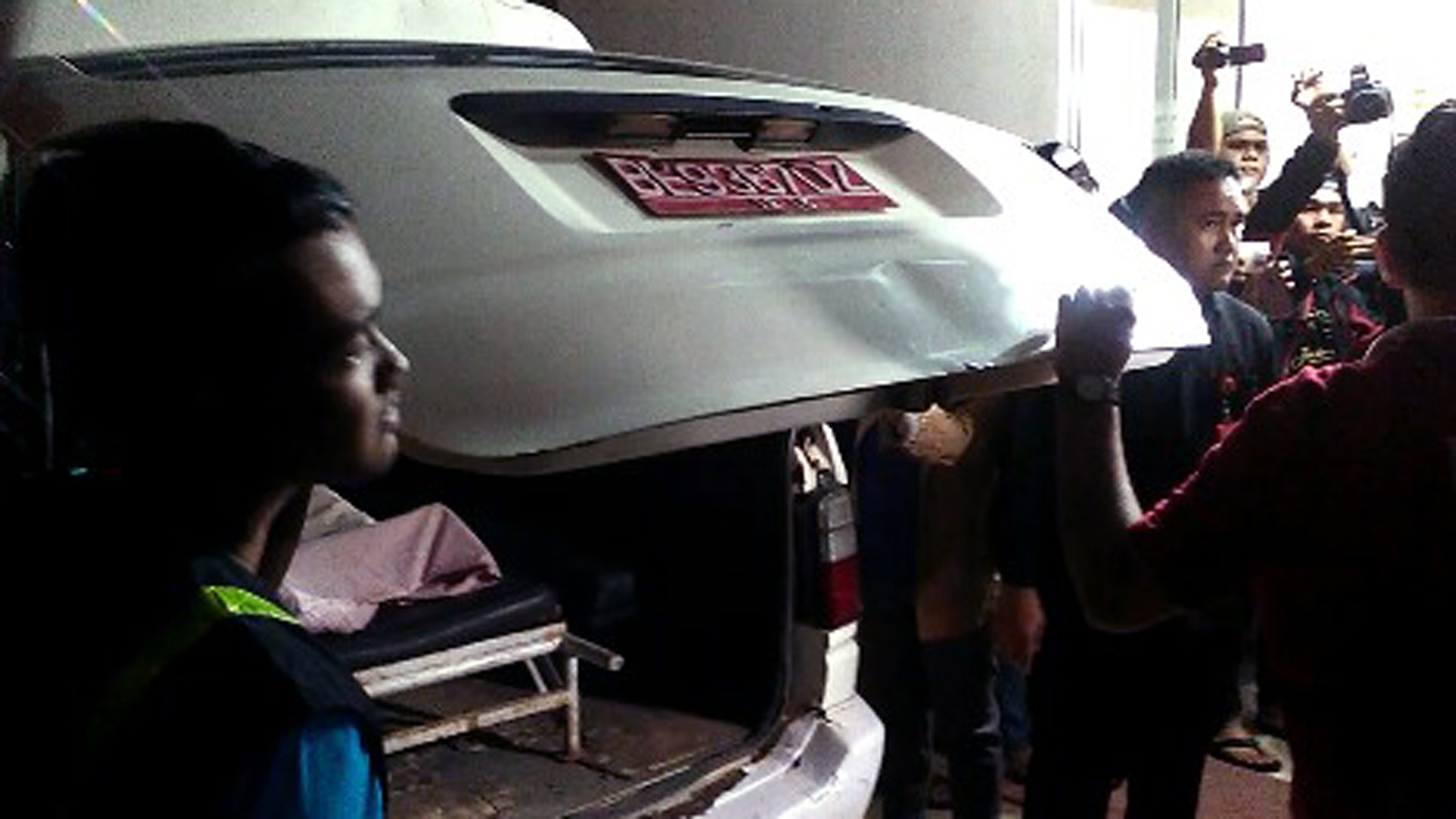 Jenazah BV (17) gadis remaja yang diduga tewas karena dibegal di Jati Agung tiba di RS Bhayangkara. (Lampungnews/Adam)