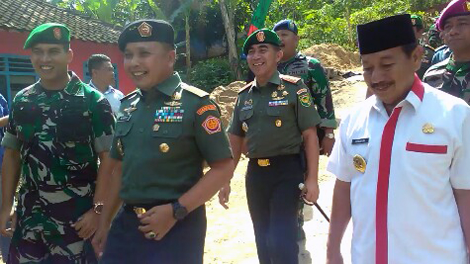 Aster TNI Mayjen Wiranto (tengah) mengunjungi lokasi TMMD di Bandarlampung. (Lampungnews/Adam)