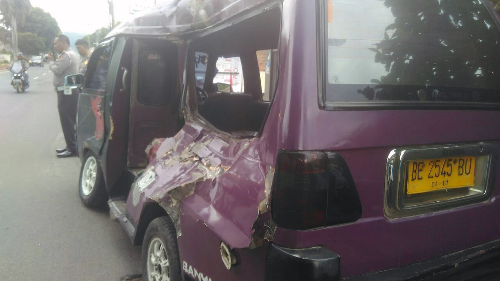 Angkot jurusan Telukbetung - Tanjungkarang terbalik setelah tertabrak truk Fuso di Jalan WR Supratman. Tidak ada korban jiwa dalam kecelakaan ini. (Lampungnews/Adam)