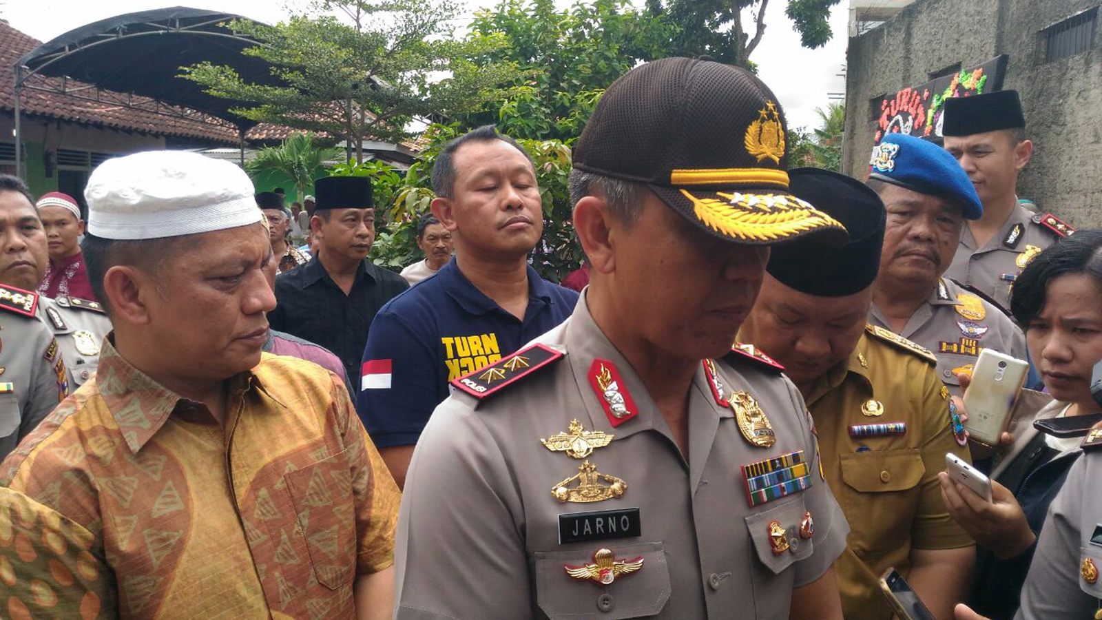 Kapolda Lampung Irjen Sudjarno melayat ke rumah korban pembegalan di Jati Agung. (Lampungnews/Adam)