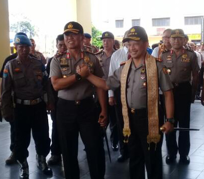 Kapolri Jenderal Polisi M Tito Karnavian disambut Kapolda Lmapung saat tiba di Mapolda Lampung. (Lampungnews/Adam)