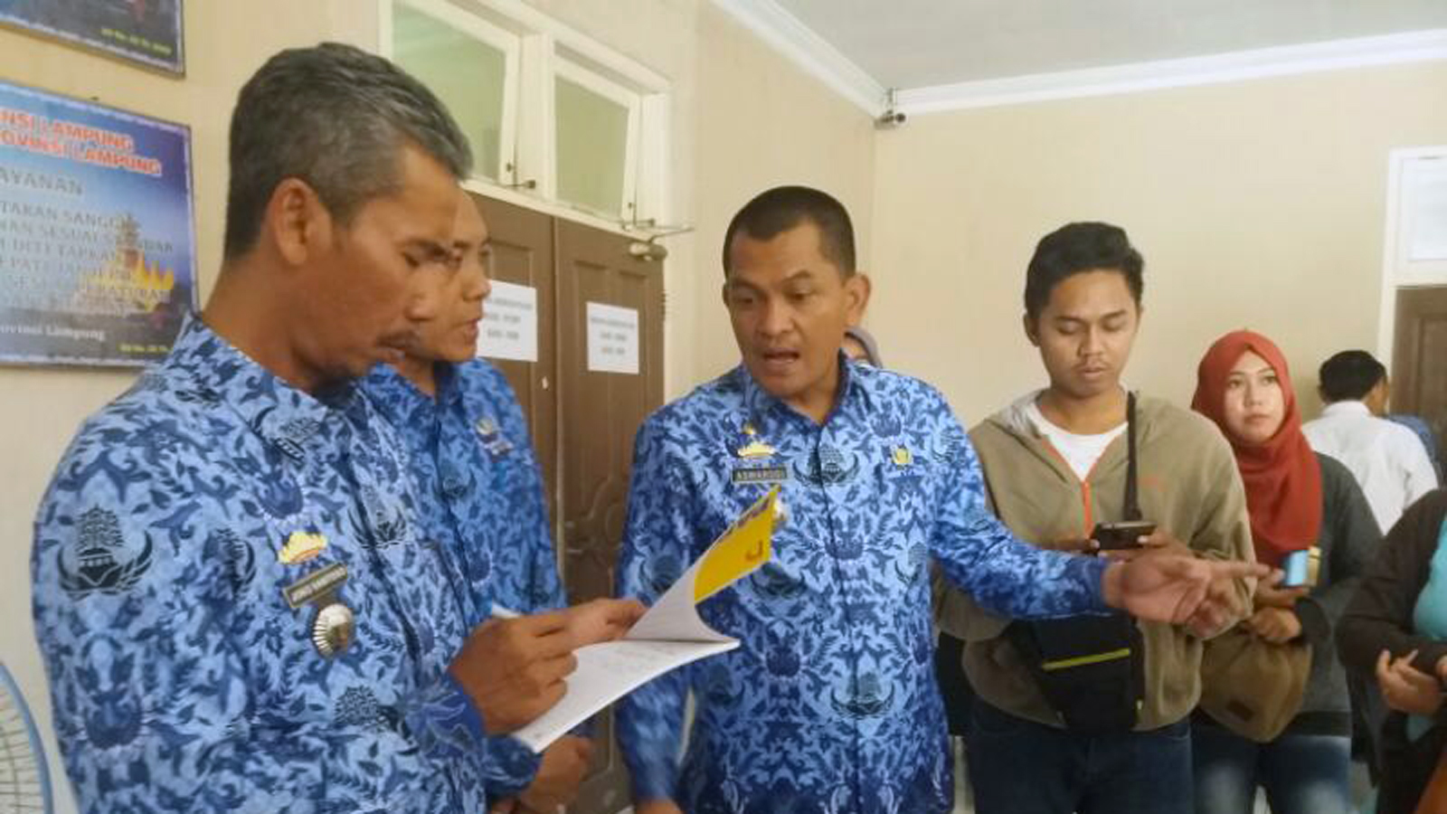 Sekretaris Dinas Pendidikan Provinsi Lampung Aswarodi (dua dari kiri) saat menemui siswa SMAN 3 Kotabumi Lampung Utara. (Lampungnews/Davit)