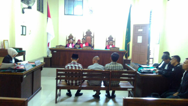 Tiga terdakwa kasus korupsi pajak Samsat Keliling dituntut berbeda oleh JPU. (Lampungnews/Adam)