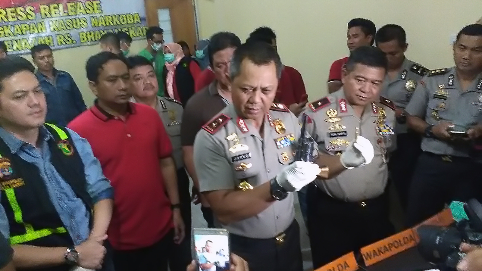 Kapolda Lampung Irjen Sudjarno saat ekspos kasus narkoba di RS Bhayangkara. (Lampungnews/Adam)