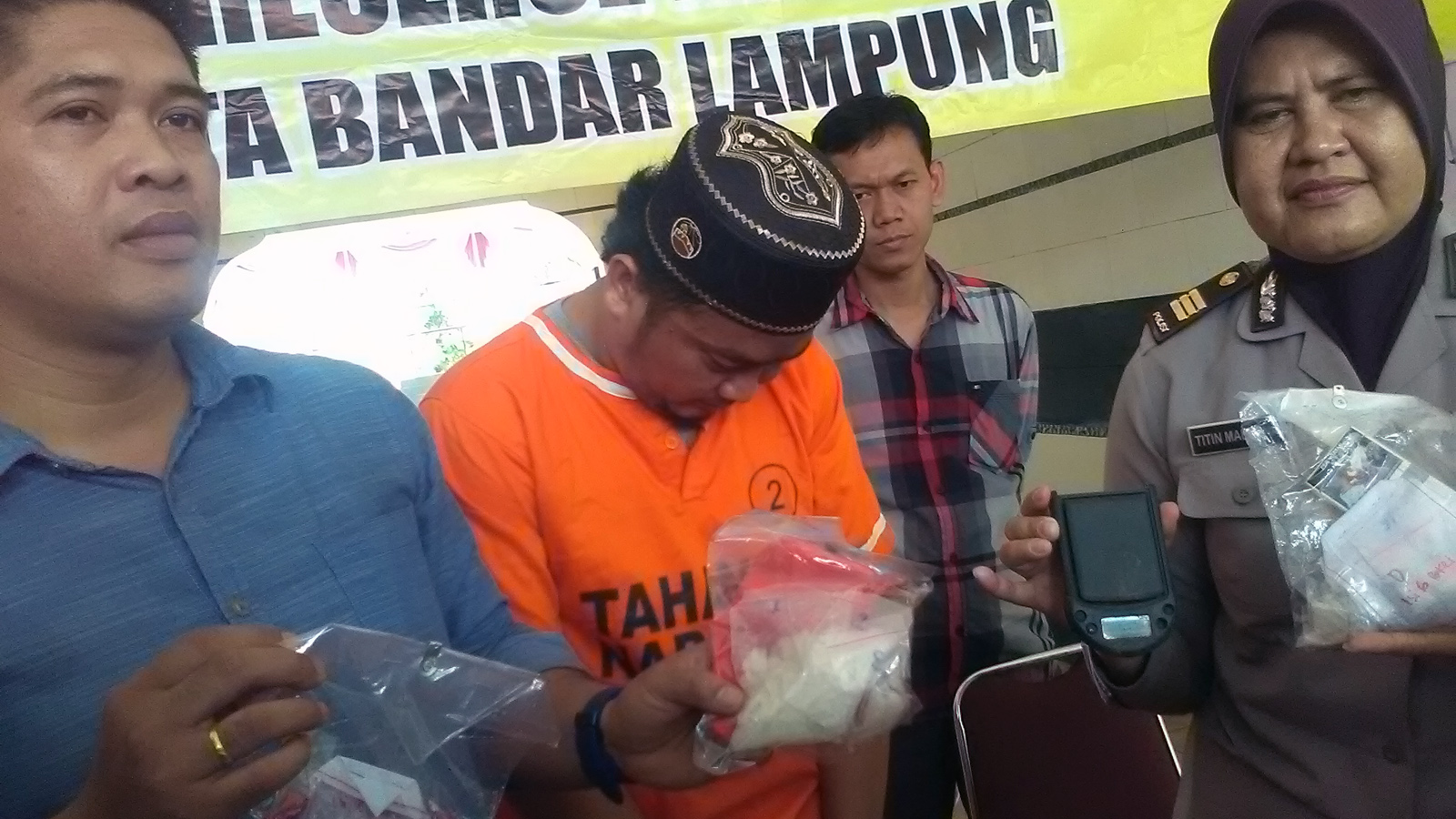 Hendra Saputra (memakai kopiah) saat ekspos kasus narkoba di Polresta Bandarlampung. (Lampungnews/Adam)