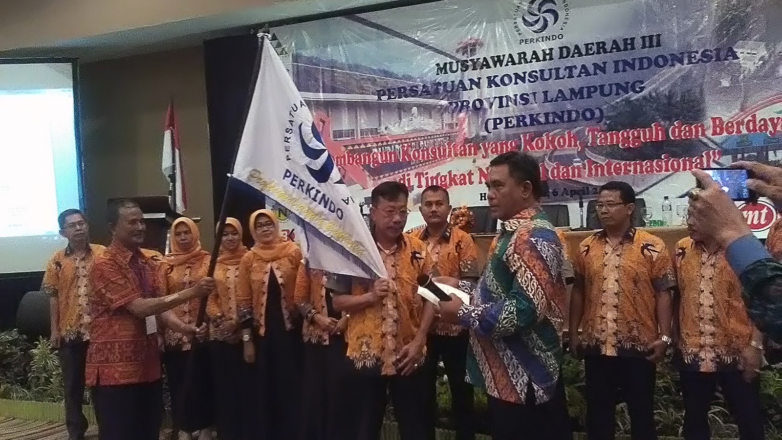 Seremoni pelantikan Ahmad Hasyim sebagai Ketua DPD Perkindo Lampung. (Lampungnews/Adam)