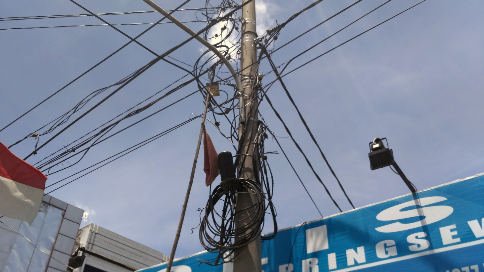 Kabel listrik yang saling menumpuk di perempatan Pasar Induk Pringsewu. (Lampungnews/Anton Nugroz)