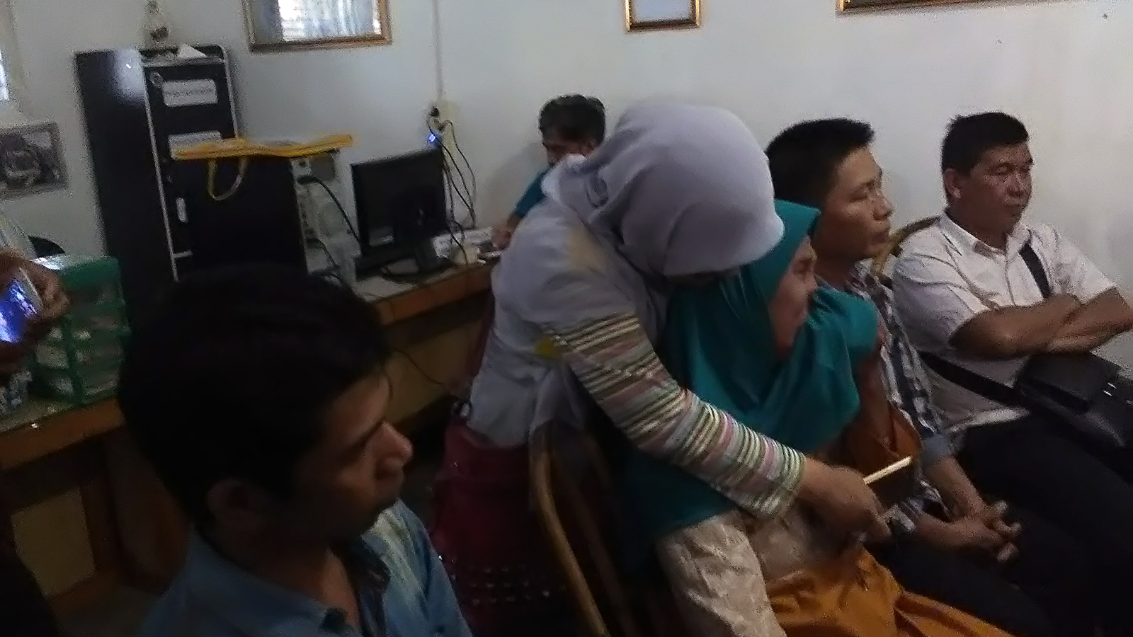 Nurhalimah (berhijab hijau) orangtua dari terduga pelaku bernama Saparudin (20)  menangis menceritakan nasib anaknya di Kantor LBH Bandarlampung. (Lampungnews/Adam)