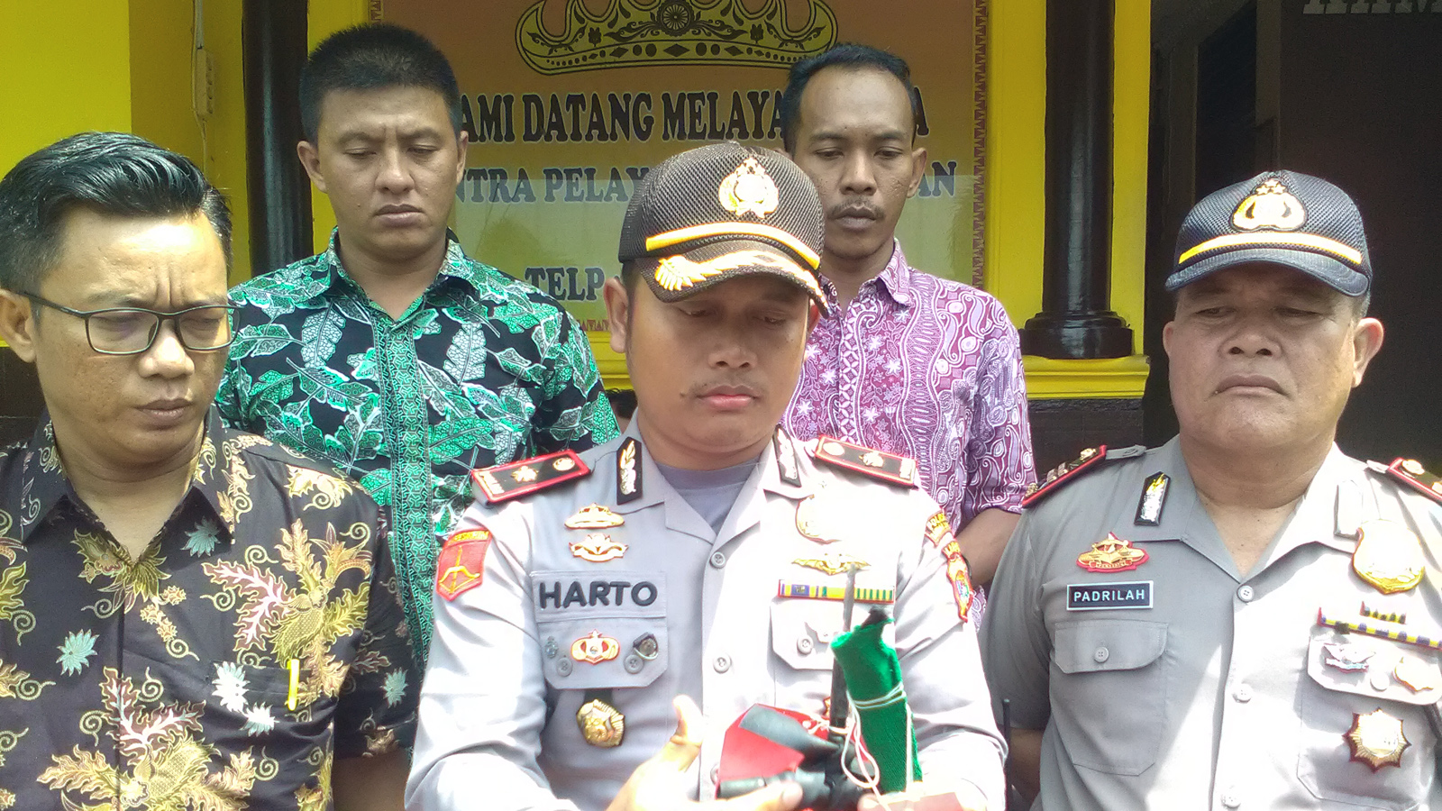 Kapolsek Tanjungkarang Barat Kompol Harto Agung (tengah). (Lampungnews/Adam)