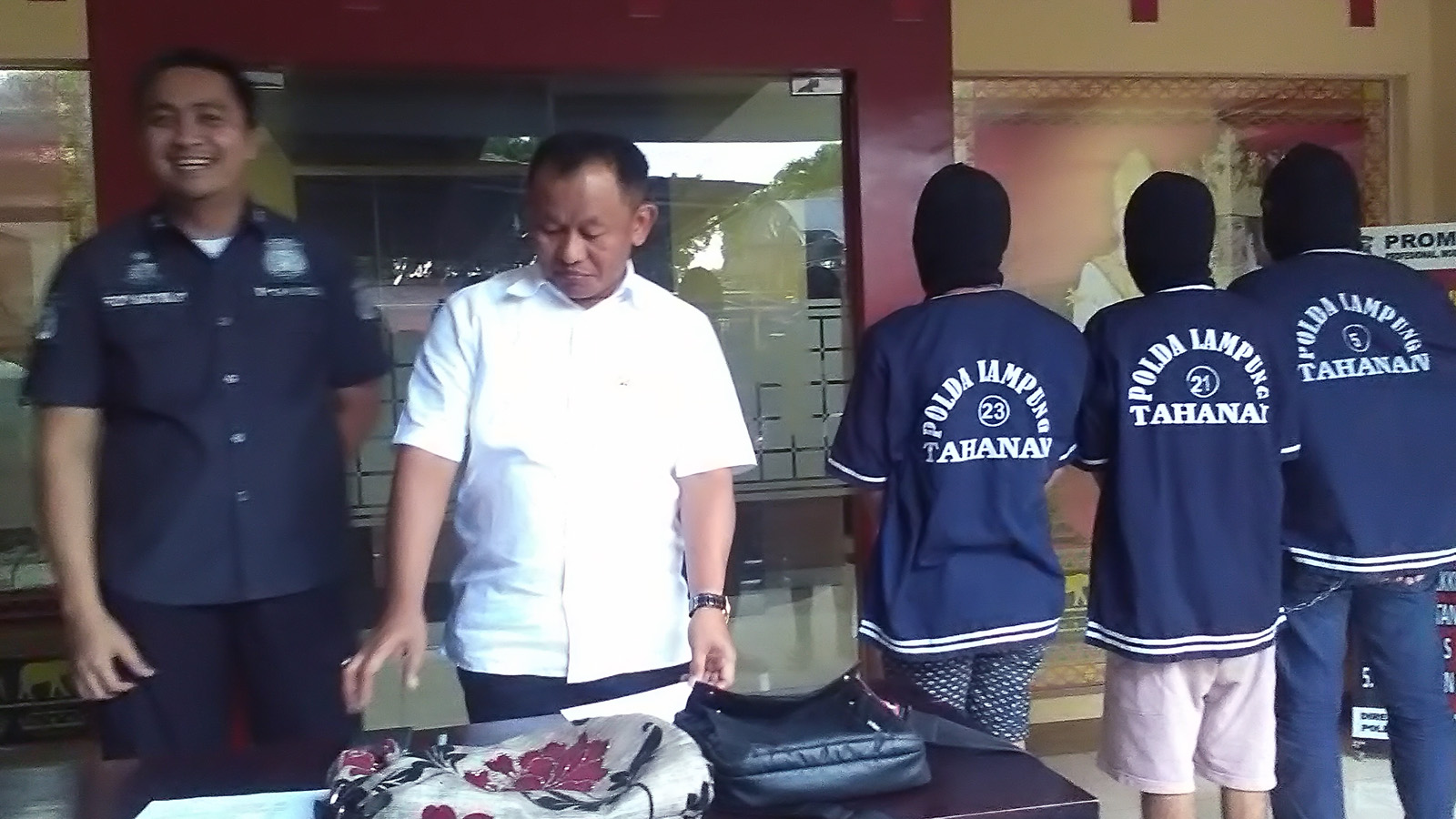 Tiga pelaku pencurian spesialis pecah kaca yang ditangkap Polda Lampung. (Lampungnews/Adam)