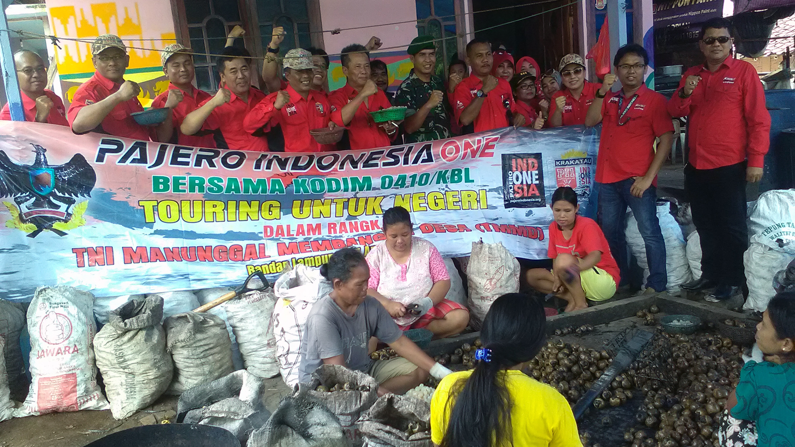 Komunitas Pajero Indonesia One mengunjungi lokasi pelaksaan Tentara Manunggal Membangun Desa (TMMD). (Lampungnews/Adam)
