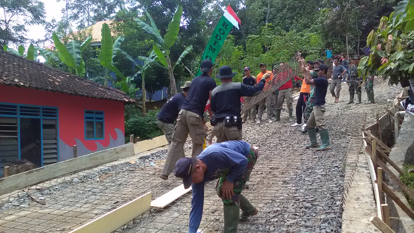 Para tentara sedang membangun jalan di Desa Sukarame II. (Lampungnews/Adam)