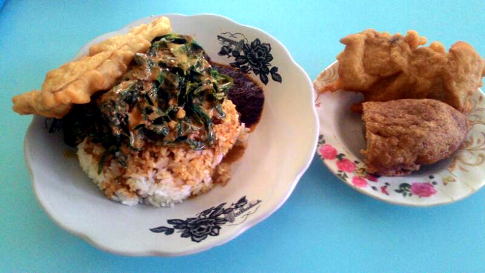 Nasi Tempe Bohay yang menjadi menu andalan di Rumah Makan Uda. (Lampungnews/Davit)