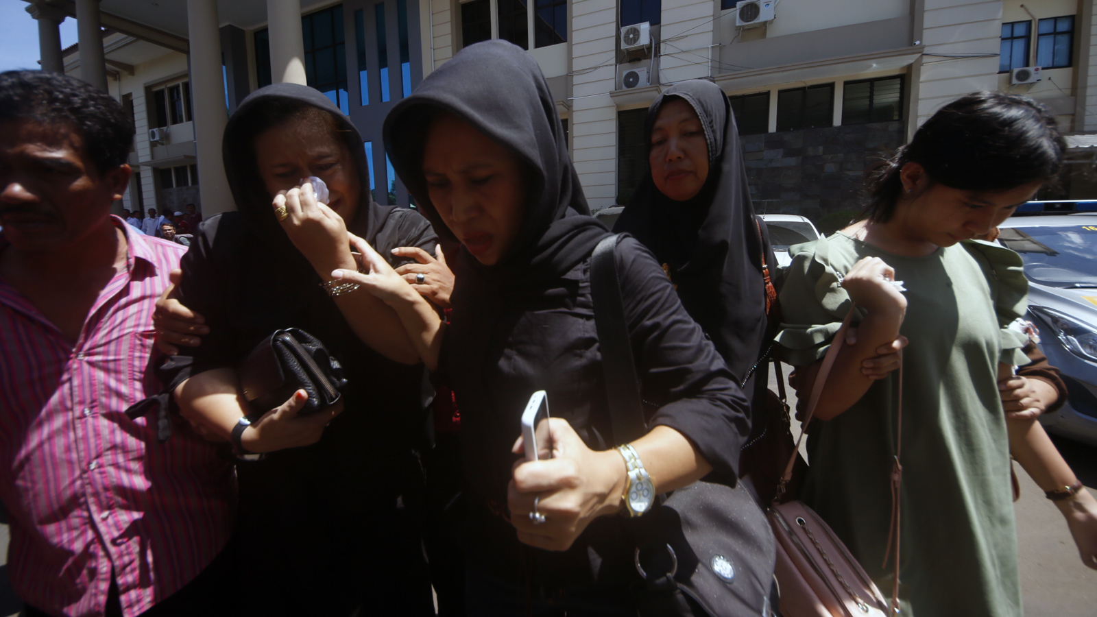 Umi Kalsum dan keluarganya menangis saat meninggalkan ruang sidang di Pengadilan Negeri Tanjungkarang. Umi Kalsum memilih bungkam saat awak media menanyakan pendapatnya atas vonis hukuman mati kepada terdakwa Medi Andika. (Lampungnews/El Shinta)