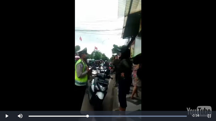 Seorang ibu memaki polisi di jalanan (Screenshot youtube )