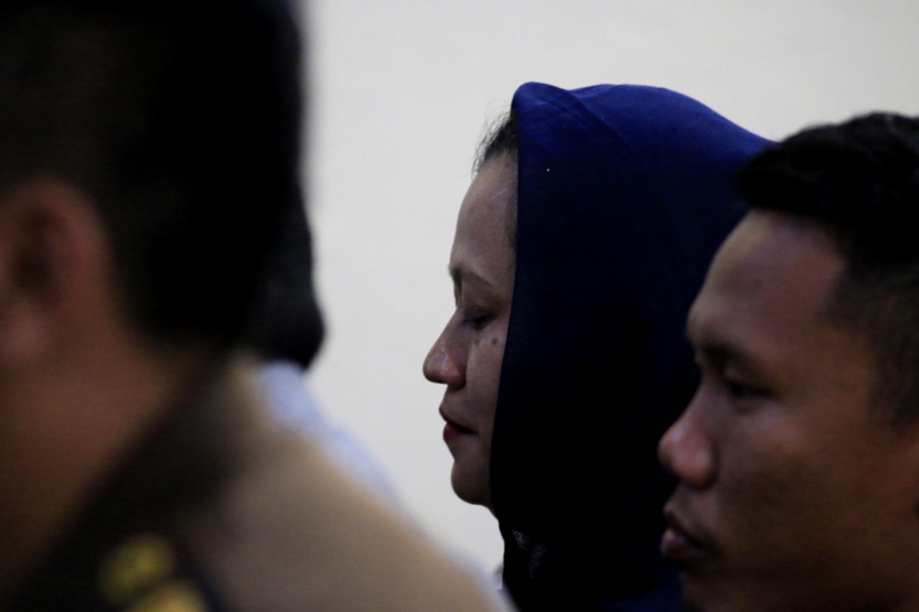 Umi Kalsum, istri dari M. Pansor yang tewas dimutilasi terlihat banyak menggelengkan kepala dan terdiam saat terdakwa Medi Andika menyebut dirinya terlibat atas pembunuhan di ruang sidang garuda, Rabu (12/04). (Lampungnews/El Shinta)