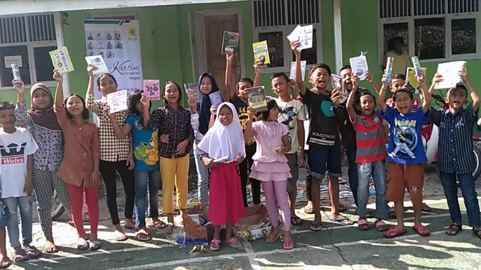 Anak-anak Kecamatan Penengahan, Lampung Selatan yang mendatangi lapak Motorpustaka. (Ist)