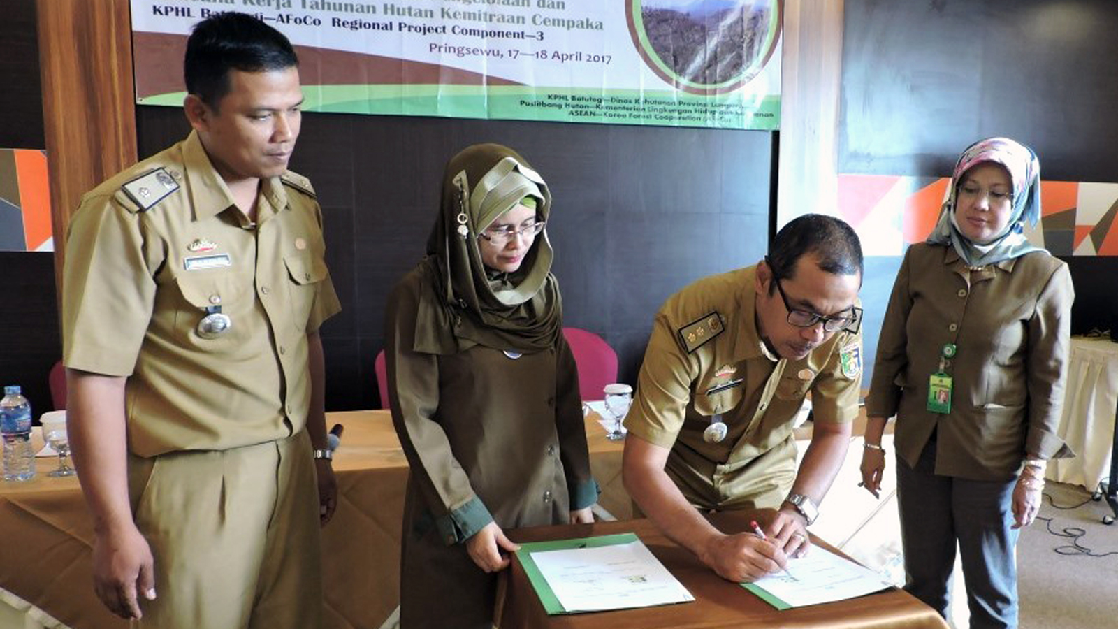 Penandatangan MoU antara AFoCo Coordinator Project (Dona Octavia) dan Kepala KPH Batutegi (Y Ruchyansah) disaksikan oleh Kapuslitbanghut Kementerian LHK dan Dinas Kehutanan Provinsi Lampung. (Ist)