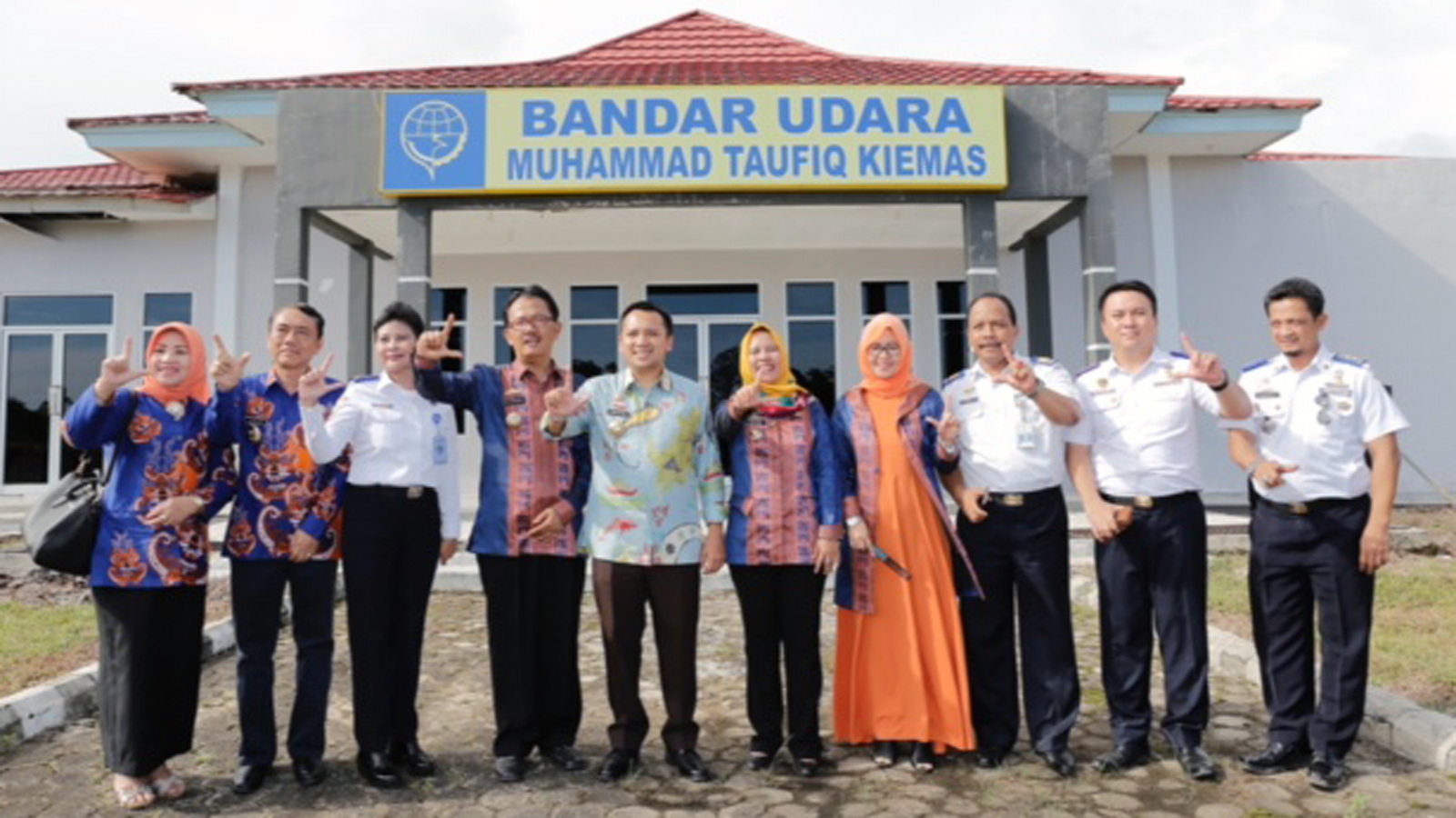 Rombongan Gubernur Lampung mengunjungi Bandara Taufiq Kiemas di Pesbar. (Ist)