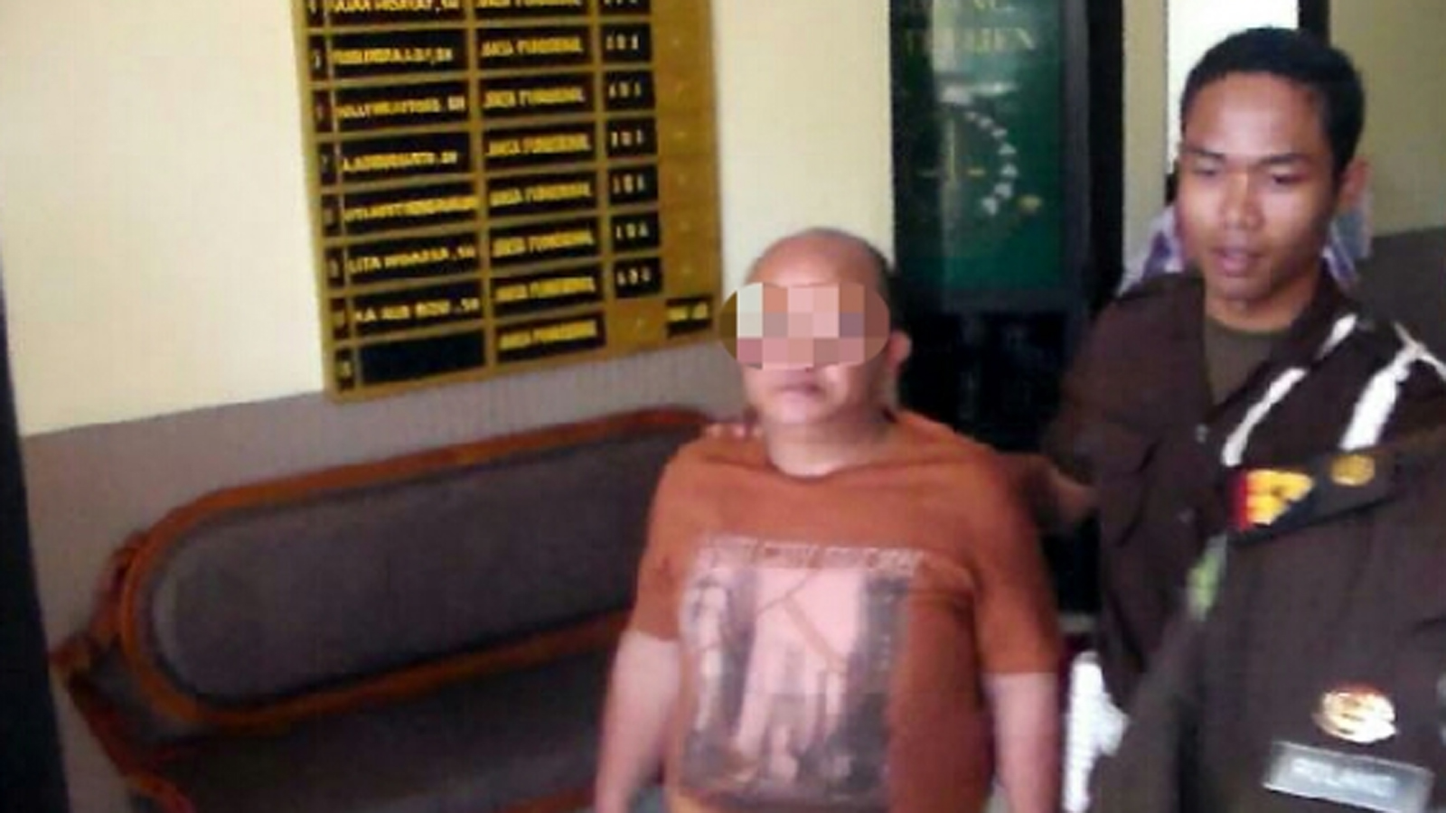 Tersangka dugaan korupsi RTH Pekon Tulungagung, AR (54) saat dibawa petugas Kejari Kota Agung. (tribratanews.polri.go.id)